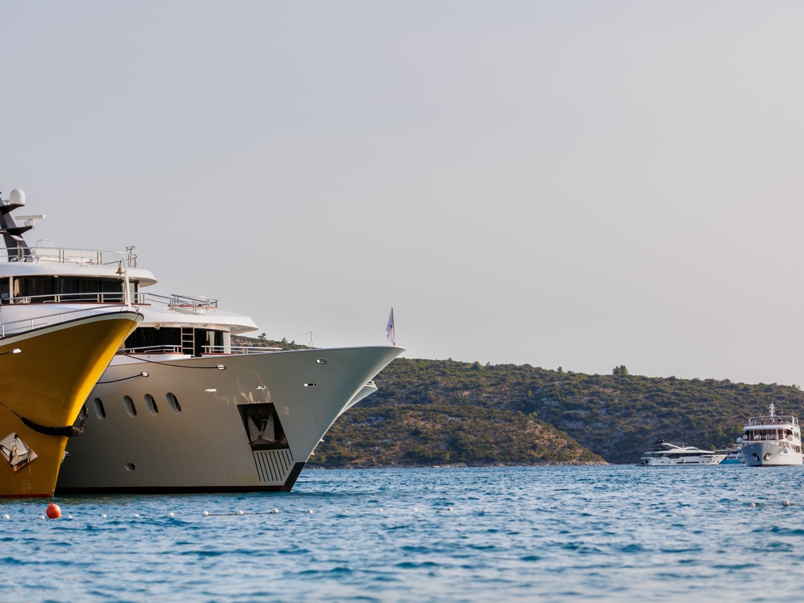 Line,Of,Many,Luxury,Smal,Cruise,Yacht,Boat,Ship,Docked